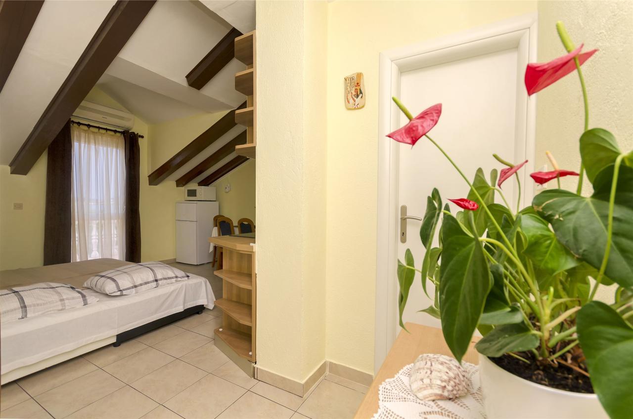 Apartments Toni Водице Екстериор снимка